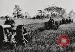 Standbild Bildung von Fordson Traktoren Pflügen eines Feldes United States USA, 1919, aus Sekunde 24 historischem Filmmaterial Videoclip 65675025331