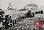 Standbild Bildung von Fordson Traktoren Pflügen eines Feldes United States USA, 1919, aus Sekunde 25 historischem Filmmaterial Videoclip 65675025331