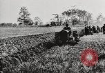 Standbild Bildung von Fordson Traktoren Pflügen eines Feldes United States USA, 1919, aus Sekunde 28 historischem Filmmaterial Videoclip 65675025331
