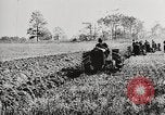 Standbild Bildung von Fordson Traktoren Pflügen eines Feldes United States USA, 1919, aus Sekunde 29 historischem Filmmaterial Videoclip 65675025331