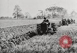 Standbild Bildung von Fordson Traktoren Pflügen eines Feldes United States USA, 1919, aus Sekunde 30 historischem Filmmaterial Videoclip 65675025331