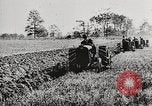 Standbild Bildung von Fordson Traktoren Pflügen eines Feldes United States USA, 1919, aus Sekunde 31 historischem Filmmaterial Videoclip 65675025331