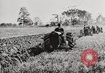 Standbild Bildung von Fordson Traktoren Pflügen eines Feldes United States USA, 1919, aus Sekunde 32 historischem Filmmaterial Videoclip 65675025331