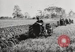 Standbild Bildung von Fordson Traktoren Pflügen eines Feldes United States USA, 1919, aus Sekunde 33 historischem Filmmaterial Videoclip 65675025331