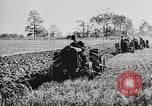 Standbild Bildung von Fordson Traktoren Pflügen eines Feldes United States USA, 1919, aus Sekunde 34 historischem Filmmaterial Videoclip 65675025331