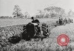 Standbild Bildung von Fordson Traktoren Pflügen eines Feldes United States USA, 1919, aus Sekunde 35 historischem Filmmaterial Videoclip 65675025331