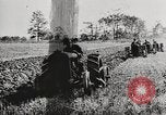 Standbild Bildung von Fordson Traktoren Pflügen eines Feldes United States USA, 1919, aus Sekunde 36 historischem Filmmaterial Videoclip 65675025331
