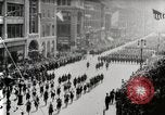 Standbild amerikanische Truppen Parade auf der 5th Avenue in New York City New York United States USA, 1919, aus Sekunde 3 historischem Filmmaterial Videoclip 65675025332