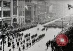 Standbild amerikanische Truppen Parade auf der 5th Avenue in New York City New York United States USA, 1919, aus Sekunde 4 historischem Filmmaterial Videoclip 65675025332