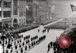 Standbild amerikanische Truppen Parade auf der 5th Avenue in New York City New York United States USA, 1919, aus Sekunde 5 historischem Filmmaterial Videoclip 65675025332