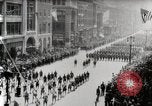 Standbild amerikanische Truppen Parade auf der 5th Avenue in New York City New York United States USA, 1919, aus Sekunde 6 historischem Filmmaterial Videoclip 65675025332