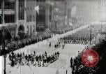 Standbild amerikanische Truppen Parade auf der 5th Avenue in New York City New York United States USA, 1919, aus Sekunde 8 historischem Filmmaterial Videoclip 65675025332