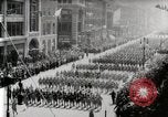 Standbild amerikanische Truppen Parade auf der 5th Avenue in New York City New York United States USA, 1919, aus Sekunde 9 historischem Filmmaterial Videoclip 65675025332