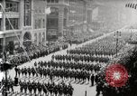 Standbild amerikanische Truppen Parade auf der 5th Avenue in New York City New York United States USA, 1919, aus Sekunde 12 historischem Filmmaterial Videoclip 65675025332