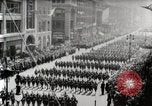 Standbild amerikanische Truppen Parade auf der 5th Avenue in New York City New York United States USA, 1919, aus Sekunde 13 historischem Filmmaterial Videoclip 65675025332