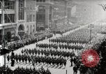 Standbild amerikanische Truppen Parade auf der 5th Avenue in New York City New York United States USA, 1919, aus Sekunde 14 historischem Filmmaterial Videoclip 65675025332