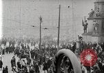 Standbild amerikanische Truppen Parade auf der 5th Avenue in New York City New York United States USA, 1919, aus Sekunde 15 historischem Filmmaterial Videoclip 65675025332