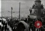 Standbild amerikanische Truppen Parade auf der 5th Avenue in New York City New York United States USA, 1919, aus Sekunde 17 historischem Filmmaterial Videoclip 65675025332