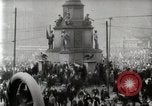 Standbild amerikanische Truppen Parade auf der 5th Avenue in New York City New York United States USA, 1919, aus Sekunde 22 historischem Filmmaterial Videoclip 65675025332