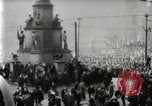 Standbild amerikanische Truppen Parade auf der 5th Avenue in New York City New York United States USA, 1919, aus Sekunde 25 historischem Filmmaterial Videoclip 65675025332
