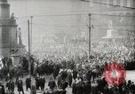 Standbild amerikanische Truppen Parade auf der 5th Avenue in New York City New York United States USA, 1919, aus Sekunde 29 historischem Filmmaterial Videoclip 65675025332