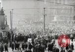 Standbild amerikanische Truppen Parade auf der 5th Avenue in New York City New York United States USA, 1919, aus Sekunde 30 historischem Filmmaterial Videoclip 65675025332