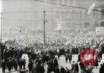 Standbild amerikanische Truppen Parade auf der 5th Avenue in New York City New York United States USA, 1919, aus Sekunde 32 historischem Filmmaterial Videoclip 65675025332