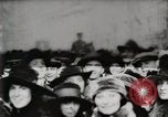 Standbild amerikanische Truppen Parade auf der 5th Avenue in New York City New York United States USA, 1919, aus Sekunde 37 historischem Filmmaterial Videoclip 65675025332