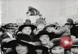 Standbild amerikanische Truppen Parade auf der 5th Avenue in New York City New York United States USA, 1919, aus Sekunde 38 historischem Filmmaterial Videoclip 65675025332