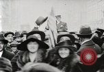 Standbild amerikanische Truppen Parade auf der 5th Avenue in New York City New York United States USA, 1919, aus Sekunde 40 historischem Filmmaterial Videoclip 65675025332