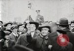 Standbild amerikanische Truppen Parade auf der 5th Avenue in New York City New York United States USA, 1919, aus Sekunde 41 historischem Filmmaterial Videoclip 65675025332