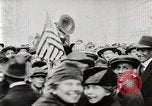 Standbild amerikanische Truppen Parade auf der 5th Avenue in New York City New York United States USA, 1919, aus Sekunde 42 historischem Filmmaterial Videoclip 65675025332