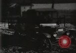 Standbild Ford Pkw und Lkw steckt in Schlamm United States USA, 1920, aus Sekunde 27 historischem Filmmaterial Videoclip 65675025336