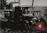 Standbild Ford Pkw und Lkw steckt in Schlamm United States USA, 1920, aus Sekunde 28 historischem Filmmaterial Videoclip 65675025336