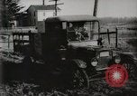Standbild Ford Pkw und Lkw steckt in Schlamm United States USA, 1920, aus Sekunde 29 historischem Filmmaterial Videoclip 65675025336