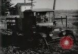 Standbild Ford Pkw und Lkw steckt in Schlamm United States USA, 1920, aus Sekunde 30 historischem Filmmaterial Videoclip 65675025336