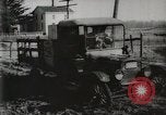 Standbild Ford Pkw und Lkw steckt in Schlamm United States USA, 1920, aus Sekunde 31 historischem Filmmaterial Videoclip 65675025336