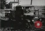 Standbild Ford Pkw und Lkw steckt in Schlamm United States USA, 1920, aus Sekunde 32 historischem Filmmaterial Videoclip 65675025336