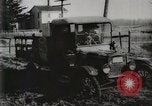 Standbild Ford Pkw und Lkw steckt in Schlamm United States USA, 1920, aus Sekunde 33 historischem Filmmaterial Videoclip 65675025336