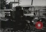 Standbild Ford Pkw und Lkw steckt in Schlamm United States USA, 1920, aus Sekunde 34 historischem Filmmaterial Videoclip 65675025336