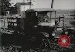 Standbild Ford Pkw und Lkw steckt in Schlamm United States USA, 1920, aus Sekunde 35 historischem Filmmaterial Videoclip 65675025336