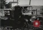 Standbild Ford Pkw und Lkw steckt in Schlamm United States USA, 1920, aus Sekunde 36 historischem Filmmaterial Videoclip 65675025336