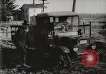 Standbild Ford Pkw und Lkw steckt in Schlamm United States USA, 1920, aus Sekunde 39 historischem Filmmaterial Videoclip 65675025336