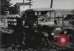 Standbild Ford Pkw und Lkw steckt in Schlamm United States USA, 1920, aus Sekunde 40 historischem Filmmaterial Videoclip 65675025336