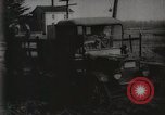Standbild Ford Pkw und Lkw steckt in Schlamm United States USA, 1920, aus Sekunde 43 historischem Filmmaterial Videoclip 65675025336