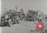 Standbild Fire Truck zieht ein Firestone reifen Stapler aus Graben Vereinigtes Königreich, 1920, aus Sekunde 3 historischem Filmmaterial Videoclip 65675025337