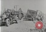 Standbild Fire Truck zieht ein Firestone reifen Stapler aus Graben Vereinigtes Königreich, 1920, aus Sekunde 4 historischem Filmmaterial Videoclip 65675025337