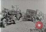 Standbild Fire Truck zieht ein Firestone reifen Stapler aus Graben Vereinigtes Königreich, 1920, aus Sekunde 5 historischem Filmmaterial Videoclip 65675025337