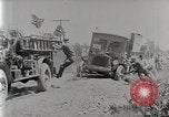 Standbild Fire Truck zieht ein Firestone reifen Stapler aus Graben Vereinigtes Königreich, 1920, aus Sekunde 6 historischem Filmmaterial Videoclip 65675025337