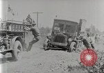 Standbild Fire Truck zieht ein Firestone reifen Stapler aus Graben Vereinigtes Königreich, 1920, aus Sekunde 7 historischem Filmmaterial Videoclip 65675025337